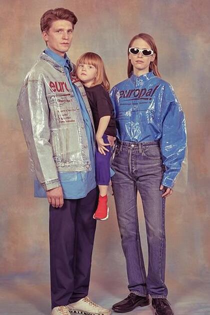 Retrato familiar. Gvasalia, director creativo de Balenciaga, celebró la paternidad en la campaña SS18