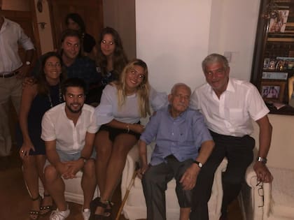 Retrato familiar: María Gloria Marolda, Felipe, Agustina, Mariano (hijo), Victoria y Mariano (padre) y Mariano (abuelo) Cuneo Libarona