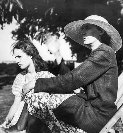 Retrato: Virginia Woolf, con su sobrina Angelica Bell, en 1932, el año en que escribe Oxford Street Tide