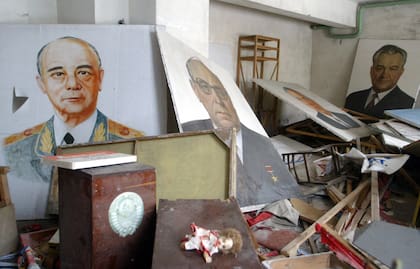 Retratos de jerarcas comunistas desparramados y cubiertos de polvo radiactivo en la sede de un club de Pripyat