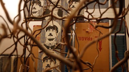 Retratos de Jorge Rafael Videla en una obra de Ferrari