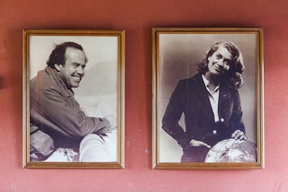 Retratos de Mónica y César reciben a los visitantes en La Campiña.