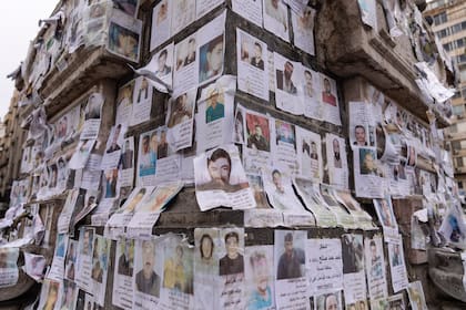 Retratos de personas desaparecidas que, según sus familiares, fueron capturadas por el régimen de Assad, alrededor de un monumento en Damasco, Siria, el sábado 28 de diciembre de 2024.