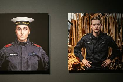 Retratos de tripulantes del Amerigo Vespucci, realizados por el fotógrafo italiano Mike Galimberti, en la muestra "El mar que nos une"