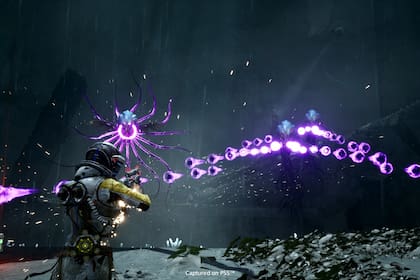 Returnal es un juego para PlayStation 5 de alto presupuesto, que busca aprovechar al máximo la capacidad gráfica de la consola y las nuevas funciones que habilita el mando DualSense