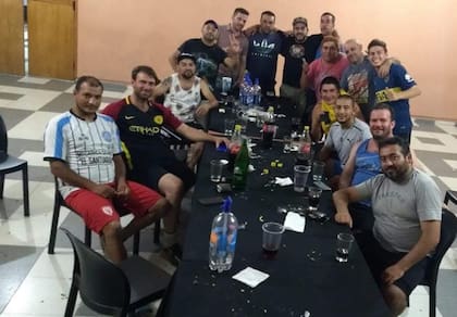 Reunión con sus amigos de la infancia.