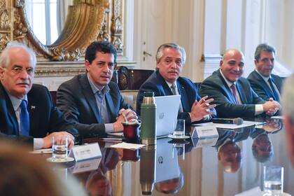 Jorge Taiana, Eduardo de Pedro, Alberto Fernández, Juan Manzur y Sergio Massa en la reunión de Gabinete
