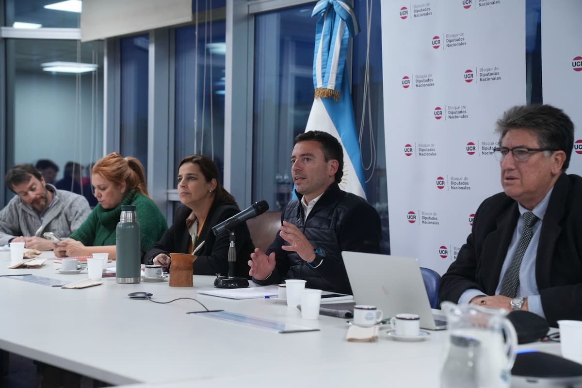 Reunión de bloque de la UCR, presidida por Rodrigo De Loredo