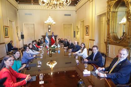 Reunión de funcionarios de la administración de Alberto Fernández y de Gabriel Boric