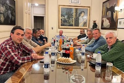 La cúpula de la CGT con los movimientos sociales oficialistas en la sede de UPCN
