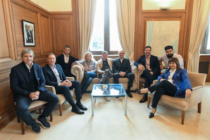 Reunión de la nueva mesa política ampliada