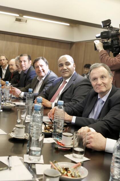 Una reunión de gobernadores en tiempos de Macri; entre ellos, Insfrán, Uñac, Rodríguez Sáa, Weretilneck, Manzur y Zamora