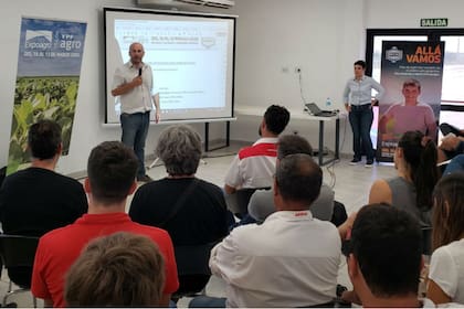 Reunión de los organizadores con expositores en el predio de San Nicolás