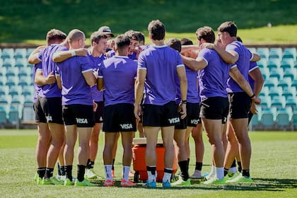 Reunión de los Pumas en pleno entrenamiento en Australia: el equipo argentino necesita un triunfo para creer