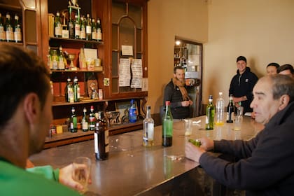 Reunión de lugareños en el almacén local