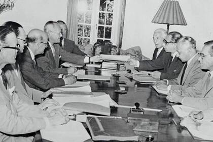 Reunión de representantes iraníes y representantes del consorcio internacional petrolero.