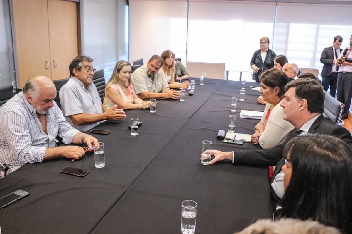 Reunión de revisión del acuerdo paritario de los trabajadores estatales para el período 2022