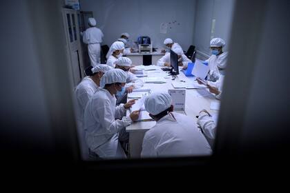Reunión de trabajo en Yinsheng Biopharma, una de las compañías chinas que buscan la vacuna para el Covid