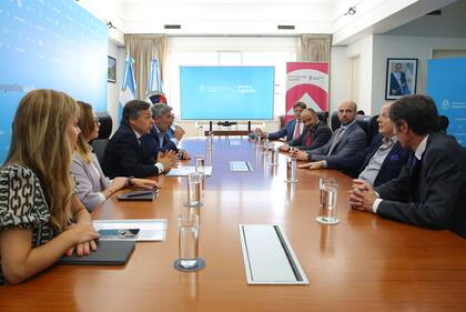 Reunión de transición en el Ministerio de economía
