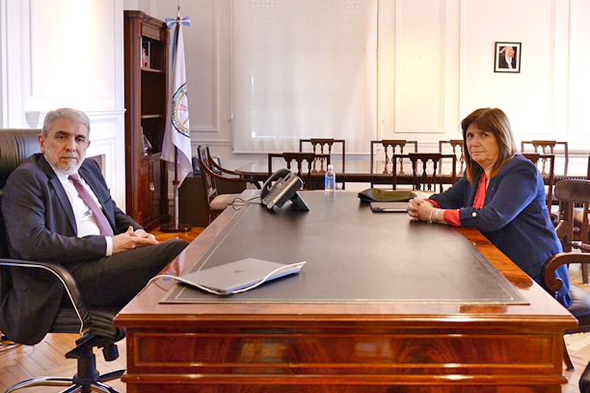 Reunión de transición entre Aníbal Fernández y Patricia Bullrich