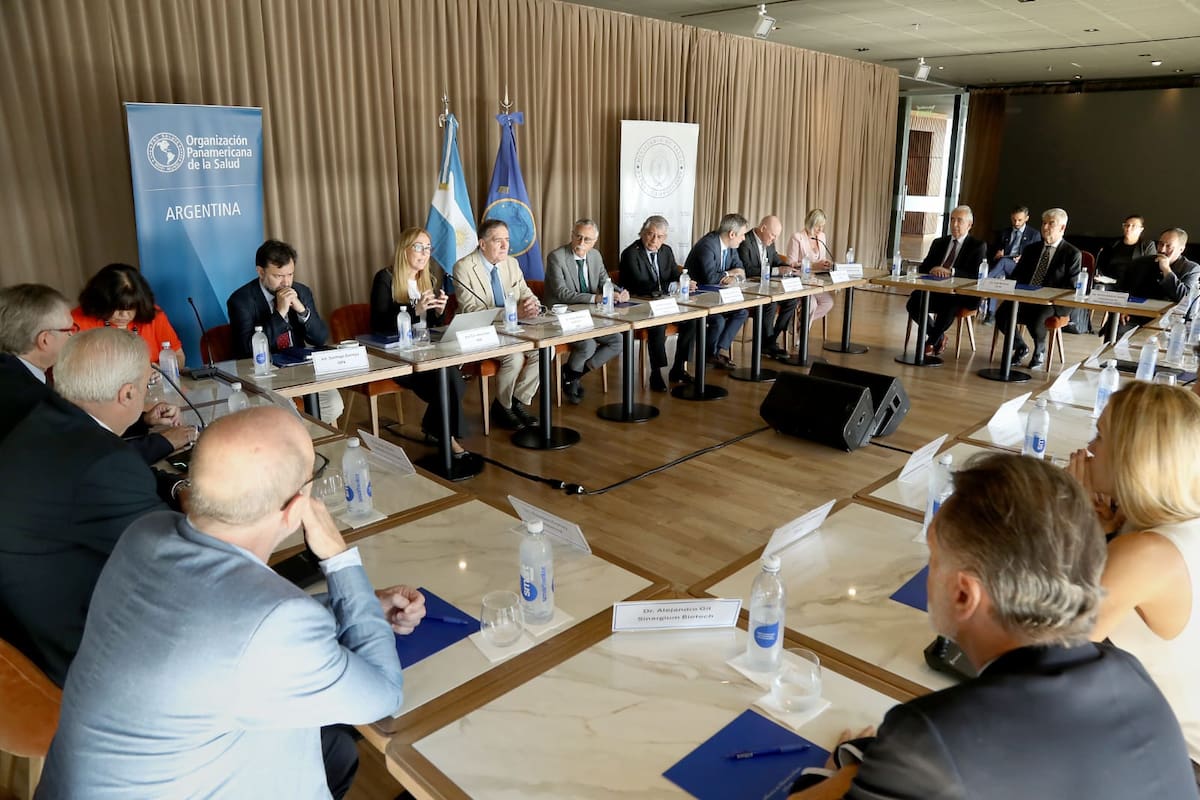 Reunión del director de la OPS con representantes del sector