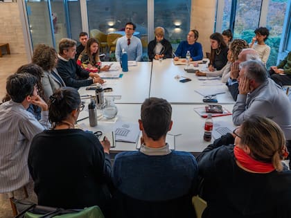 Reunión del martes pasado en la que se juntaron el director catalán junto fiscales, jueces, actores y el equipo de Paraíso Club