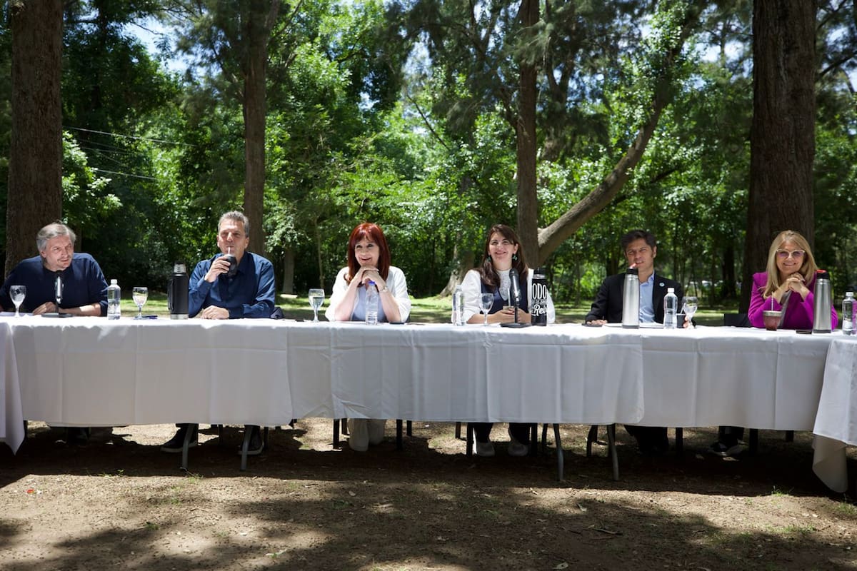 Reunión del PJ Bonaerense. Máximo Kirchner, Sergio Massa, Cristina Kirchner; Axel Kicillof y Verónica Magario