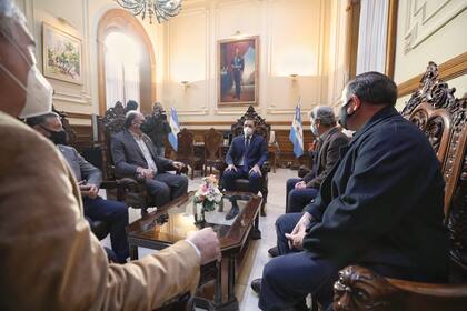 Reunión. El ministro de Producción de Corrientes Claudio Anselmo; Elbio Laucirica (Coninagro), Jorge Chemes (CRA), el gobernador Gustavo Valdés, Nicolás Pino (SRA) y Martín Spada (FAA)