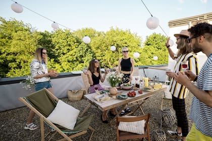 Reunión en una terraza al aire libre