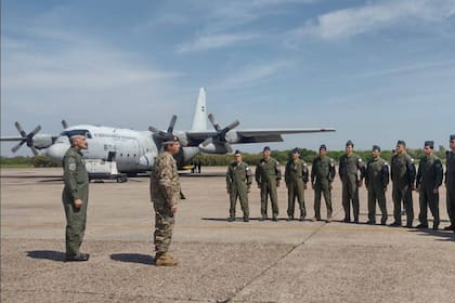 Reunión final con la tripulación del Hércules C-130 que parte a repatriar a los argentinos que están en Israel