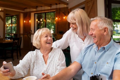 Reunirse y mantener vínculos reduce el deterioro emocional y cognitivo en la vejez, según un estudio de Harvard