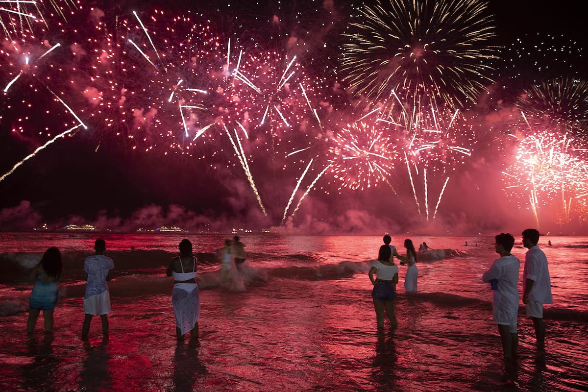 El multitudinario festejo de Año Nuevo en la playa de Copacabana, con fuegos artificiales, una larga tradición carioca