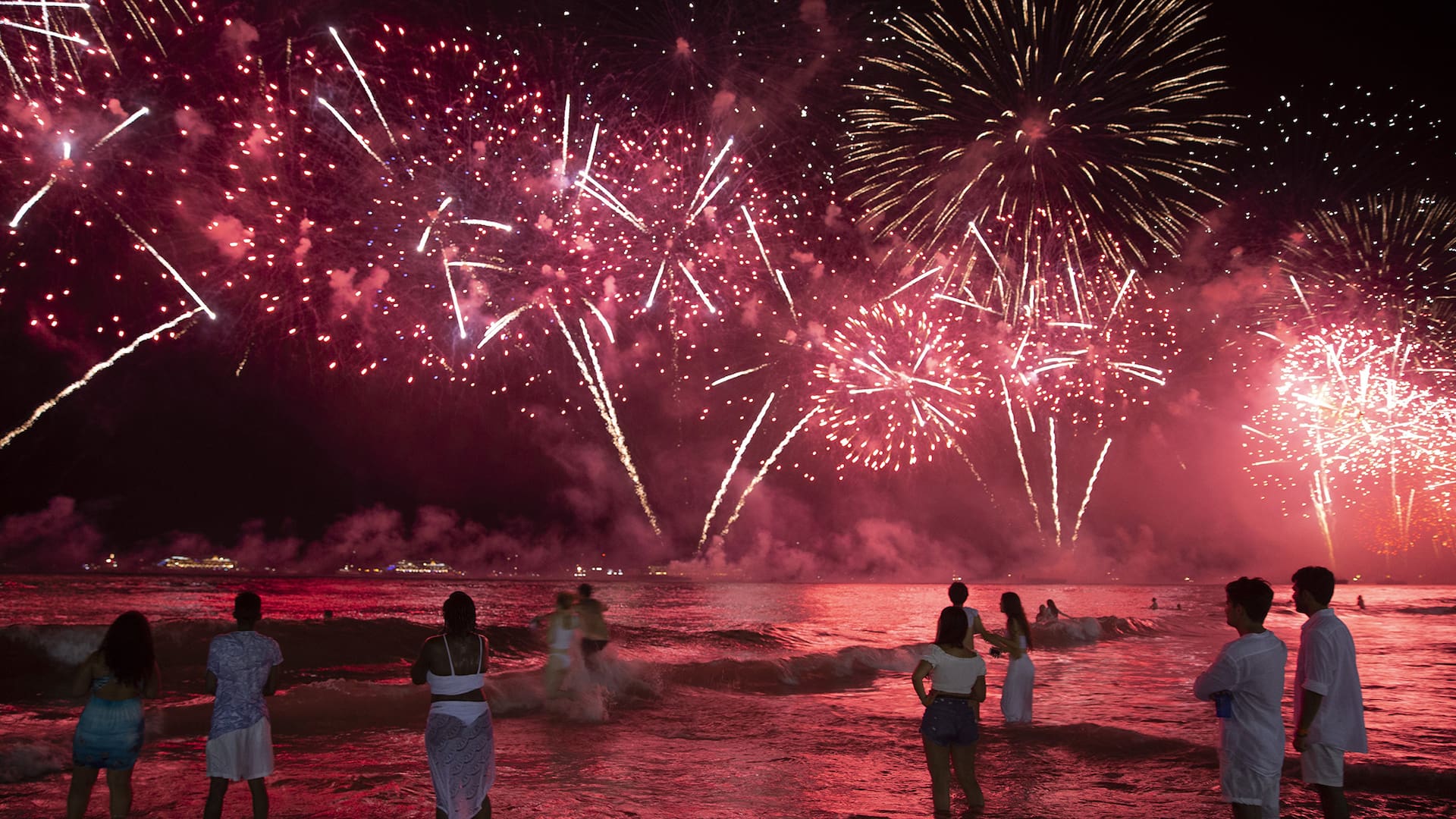 El multitudinario festejo de Año Nuevo en la playa de Copacabana, con fuegos artificiales, una larga tradición carioca