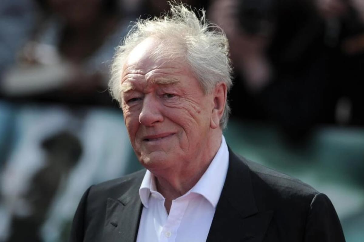 Revelan cómo Michael Gambon convivió con dos familias al mismo tiempo