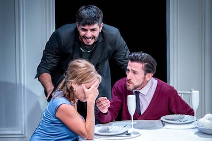 Carla Peterson junto a Marco Antonio Caponi y Diego Cremonesi, en una escena de la obra