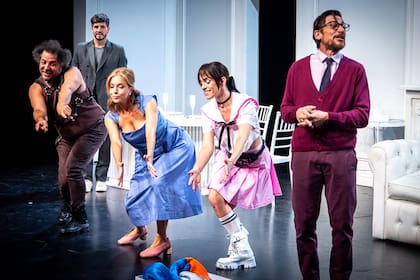 El elenco de Reverso está muy comprometido con el juego que plantea la obra