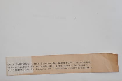 Reverso de la foto de Lluvia de papelitos recibe a Raúl Alfonsin en la Cámara de Diputados del Congreso Nacional, el 1 de mayo de 1989 Reproducciones que pertenecieron al archivo de Tiempo Argentino, Cronista Comercial y La Opinión. Muchas son de las agencias DyN y Telam. Corresponden a la década de