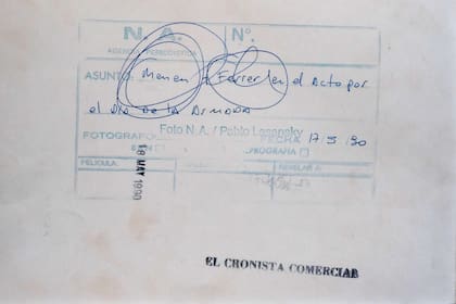 Reverso de la foto de Menem y Ferrer en el acto por el día de la armada, el 17 de mayo de 1990 Reproducciones que pertenecieron al archivo de Tiempo Argentino, Cronista Comercial y La Opinión. Muchas son de las agencias DyN y Telam. Corresponden a la década del 70 y 80.