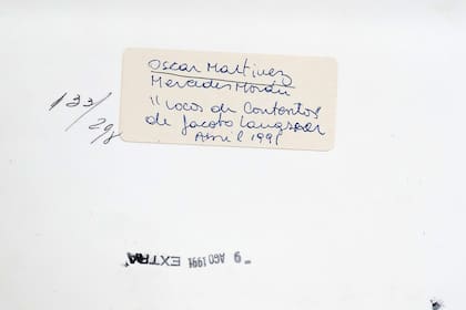 Reverso de la foto de Mercedes Morán y Oscar Martinez en " Locos de contentos " , 1991. Reproducciones que pertenecieron al archivo de Tiempo Argentino, Cronista Comercial y La Opinión. Muchas son de las agencias DyN y Telam. Corresponden a la década del 70 y 80.