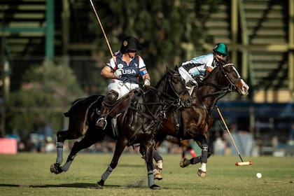 Revés de la olavarriense Agustina Imaz ante Erica Gandomcar; la primera delantera argentina cumplió su misión: hacer goles.