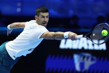Revés exigido de Novak Djokovic, que en Turín intentará conquistar por séptima vez el Masters; sus rivales son varios años menores que el serbio de 36.