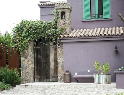 Revestida en Tarquini cementicio y piedra Cascarón de Córdoba, el aspecto exterior de la casa con sus tejas y la piedra bola en el piso, luce también un estilo colonial.