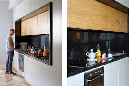 Revestido en granito ‘Negro Brasil’ el mueble con puertas push contiene anafe, mesada y pileta. "Quería una ‘cocina no cocina’ porque, la verdad, la uso muy poco", admite Leandro.