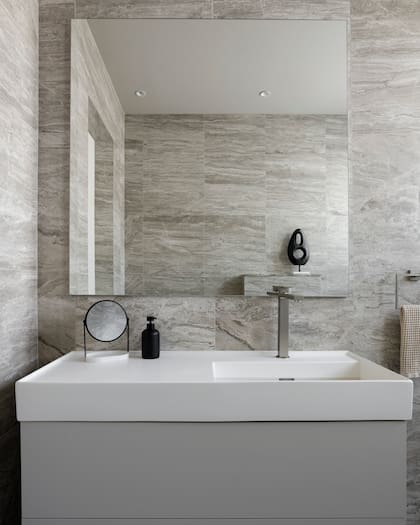 Revestido en mármol, el baño de la suite tiene mobiliario de la colección 'Il bagno Alessi One' (Laufen).