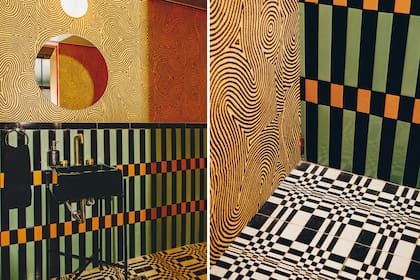 Revestimiento de azulejos (Eme Carranza por Azul Marino), piso calcáreo (Eme, por Calcáreos Giacomozzi-Molinari), empapelado con hipnóticos trazos curvos (Eme Carranza). Grifería ‘Fabric Gold’ (Peirano).