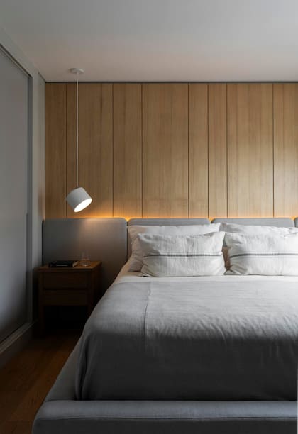 Revestimiento de pared en kiri y ropa de cama en géneros panamá, lino y waffle.