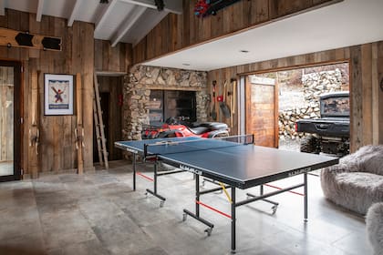 Revestimiento de paredes de lenga, raulí, roble pellín y ñire. El garage también tiene anexados un cuarto de servicio y un baño. Con ruedas y plegable, la mesa de ping-pong se puede mover. El piso es de porcelanato, para secar y limpiar fácilmente.