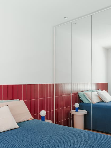 Revestir con mosaicos las cabeceras de las camas fue uno de los aciertos. "Es un gesto muy divertido, no requiere una inversión elevada y dignifica un espacio, dota de personalidad, color y textura a lo que para muchos es una simple pared".