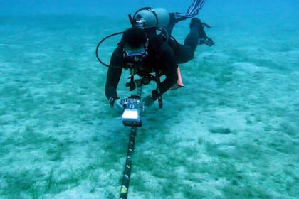Revisando un cable submarino en busca de fallas