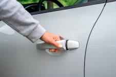 Los expertos en psicología coinciden: quienes revisan varias veces si cerraron el auto no tienen un problema de distracción